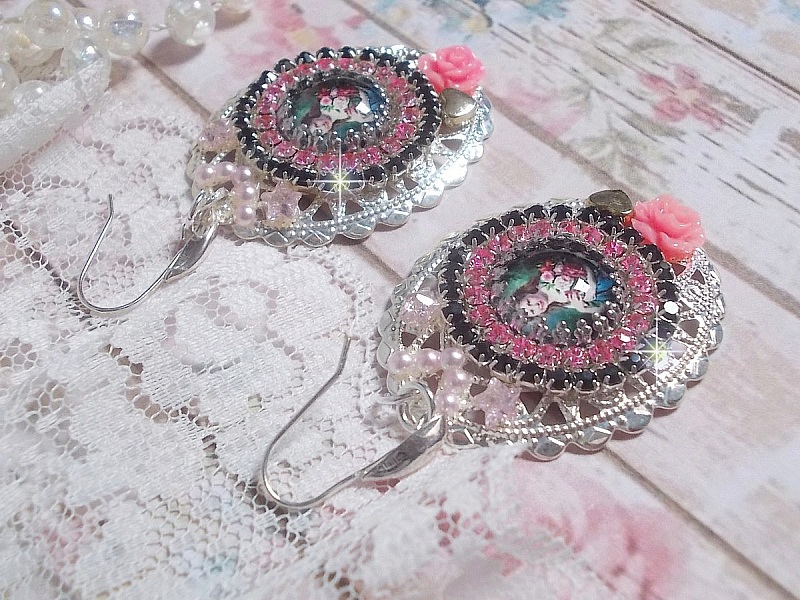 BO Jardin de Lumi&egrave;re et d&rsquo;argent mont&eacute;es avec un cabochon ovale repr&eacute;sentant une jeune femme avec des fleurs &agrave; laquelle s&rsquo;ajoute des zirconiums, perles, estampes avec crochets en Argent 925