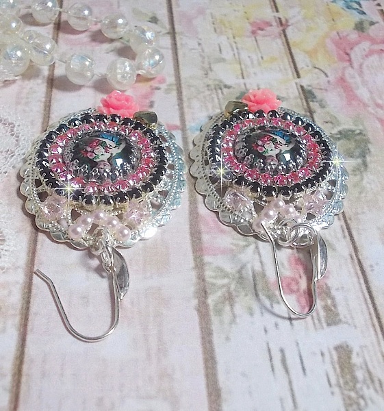 BO Jardin de Lumi&egrave;re et d&rsquo;argent mont&eacute;es avec un cabochon ovale repr&eacute;sentant une jeune femme avec des fleurs &agrave; laquelle s&rsquo;ajoute des zirconiums, perles, estampes avec crochets en Argent 925