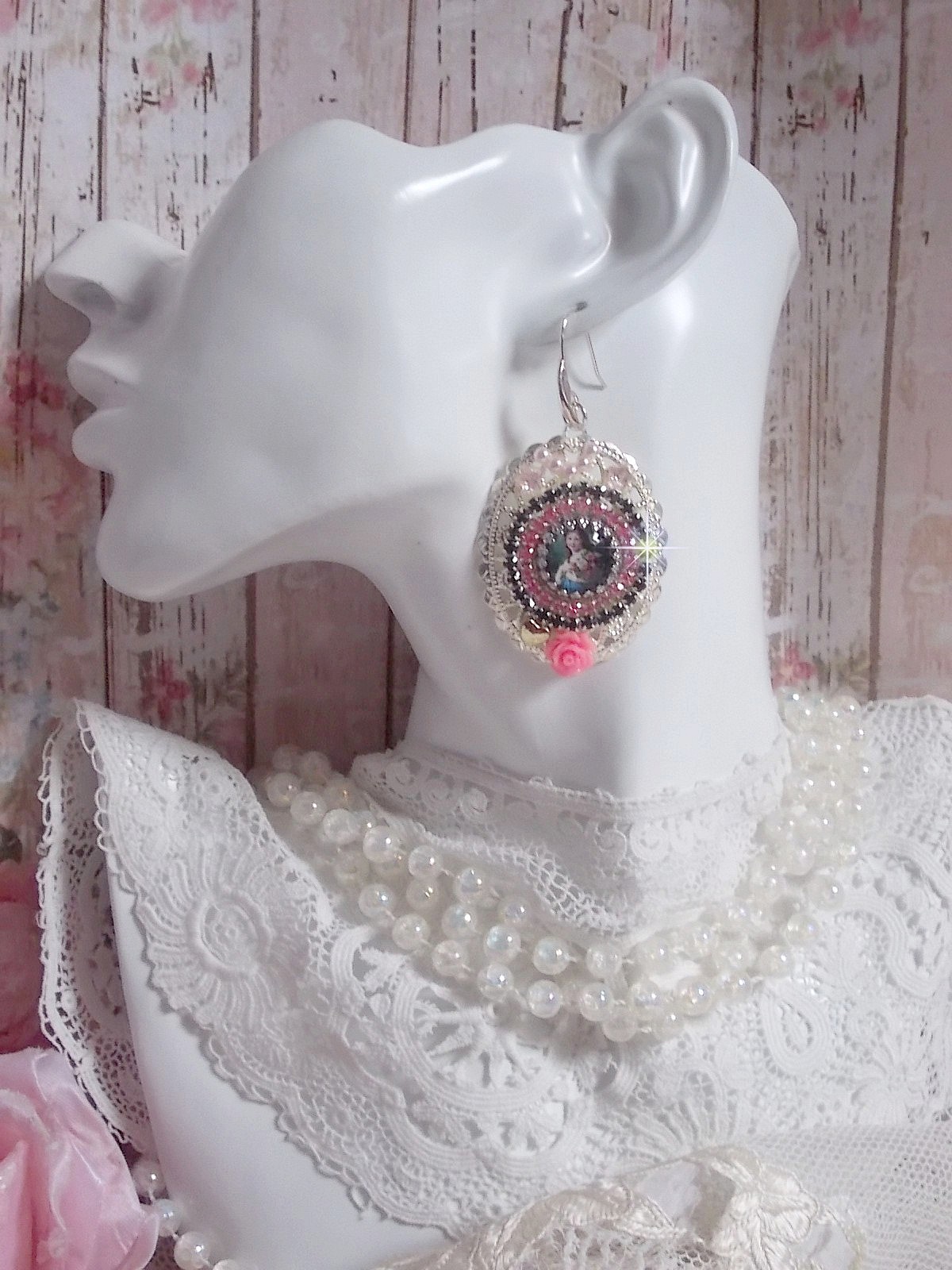 BO Jardin de Lumi&egrave;re et d&rsquo;argent mont&eacute;es avec un cabochon ovale repr&eacute;sentant une jeune femme avec des fleurs &agrave; laquelle s&rsquo;ajoute des zirconiums, perles, estampes avec crochets en Argent 925