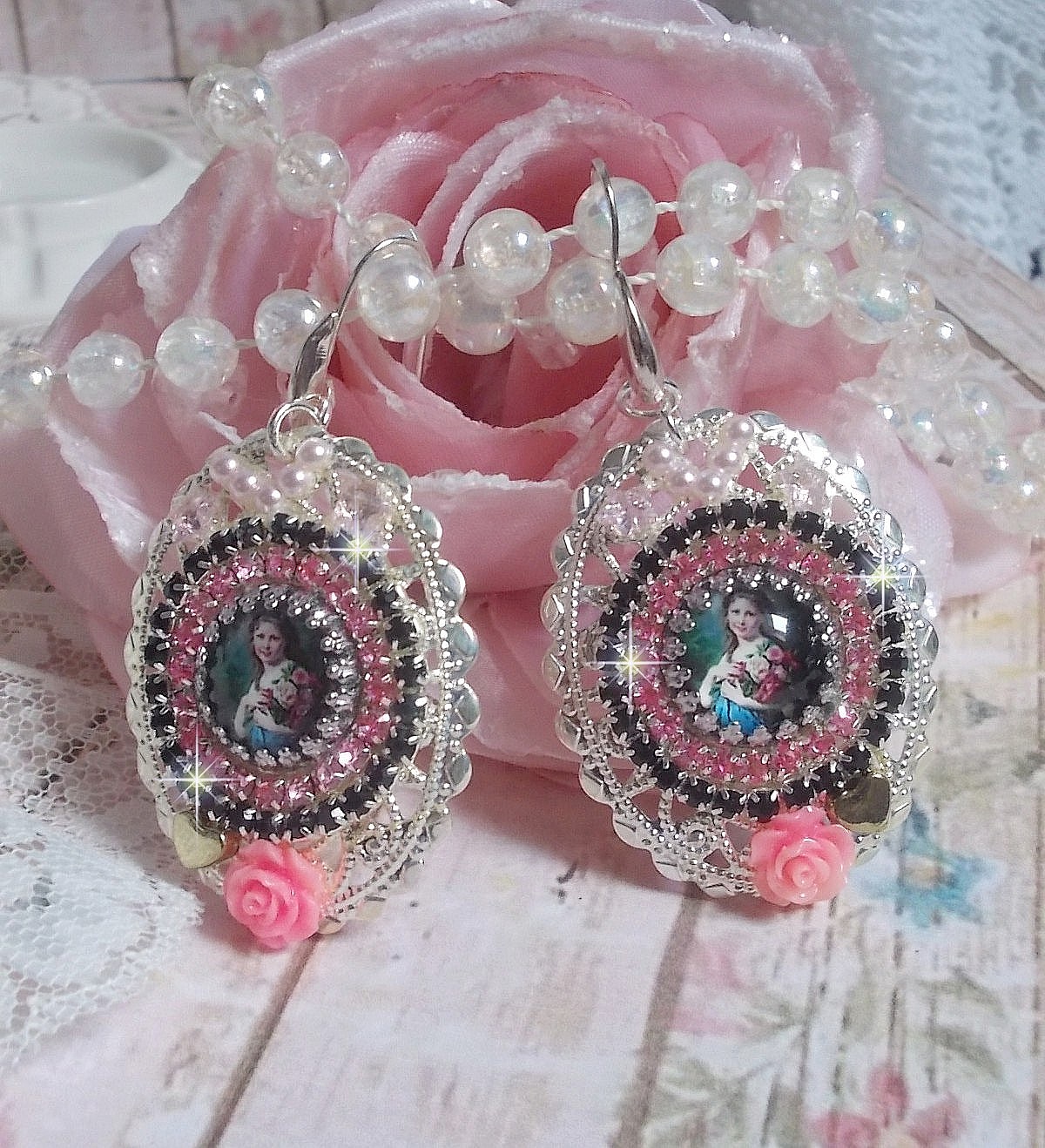 BO Jardin de Lumi&egrave;re et d&rsquo;argent mont&eacute;es avec un cabochon ovale repr&eacute;sentant une jeune femme avec des fleurs &agrave; laquelle s&rsquo;ajoute des zirconiums, perles, estampes avec crochets en Argent 925