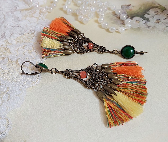 BO Kal&eacute;idoscope avec pompons multicolores, perles r&eacute;sines, pendentifs et dormeuses m&eacute;tal