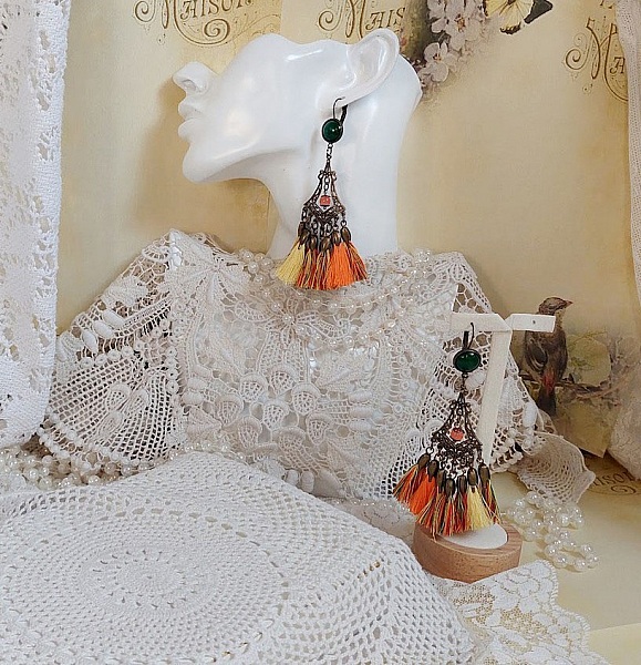 BO Kal&eacute;idoscope avec pompons multicolores, perles r&eacute;sines, pendentifs et dormeuses m&eacute;tal