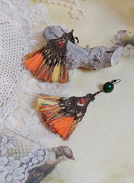 BO Kal&eacute;idoscope avec pompons multicolores, perles r&eacute;sines, pendentifs et dormeuses m&eacute;tal