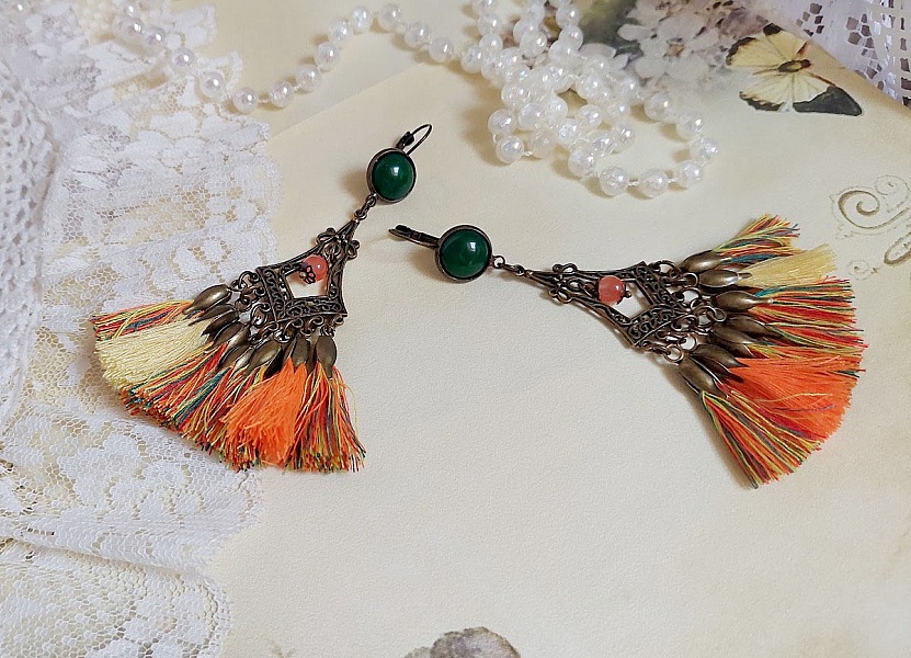 BO Kal&eacute;idoscope avec pompons multicolores, perles r&eacute;sines, pendentifs et dormeuses m&eacute;tal