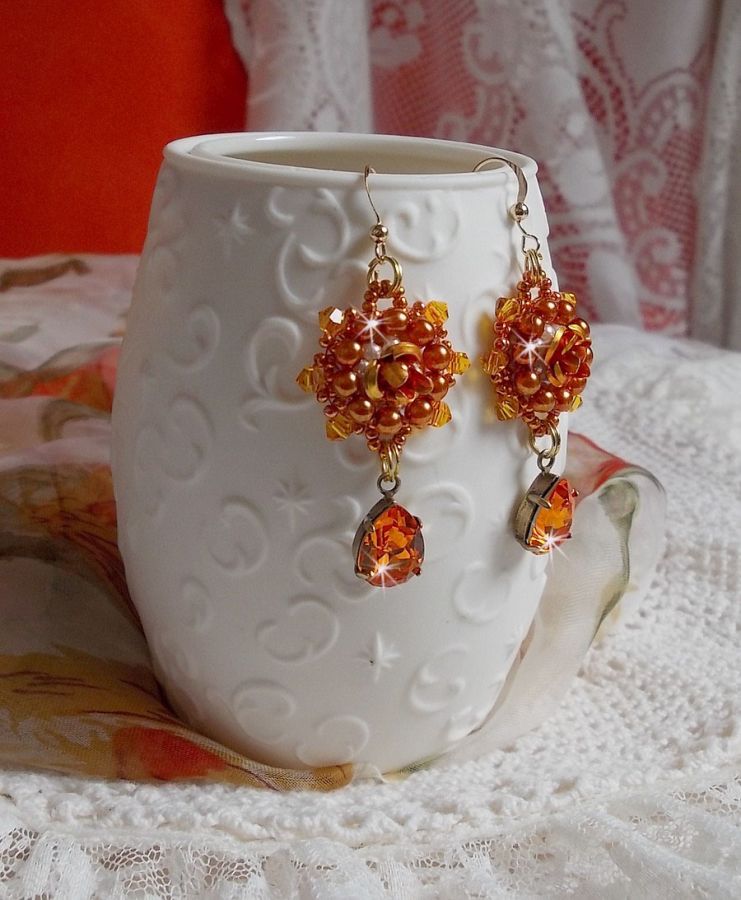 BO Lady in Orange broderad med Swarovski Tangerine kristaller, fröpärlor och bohemiska glaspärlor.