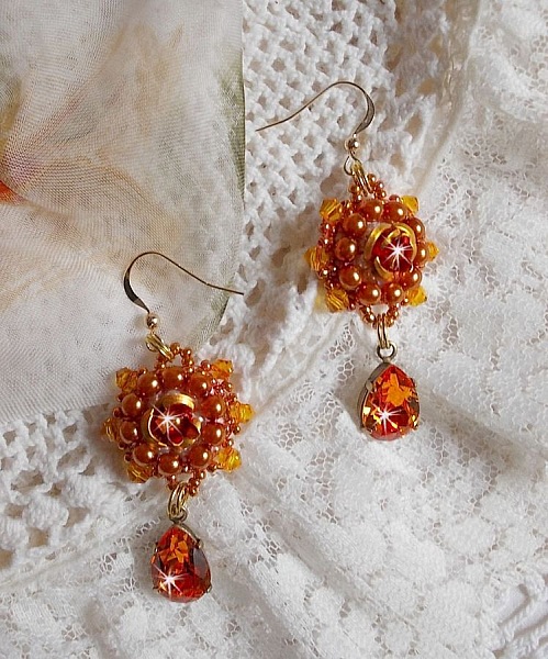 BO Lady in Orange broderad med Swarovski Tangerine kristaller, fr&ouml;p&auml;rlor och bohemiska glasp&auml;rlor.