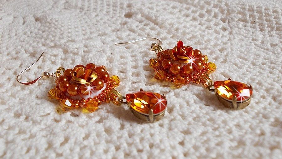 BO Lady in Orange broderad med Swarovski Tangerine kristaller, fröpärlor och bohemiska glaspärlor.