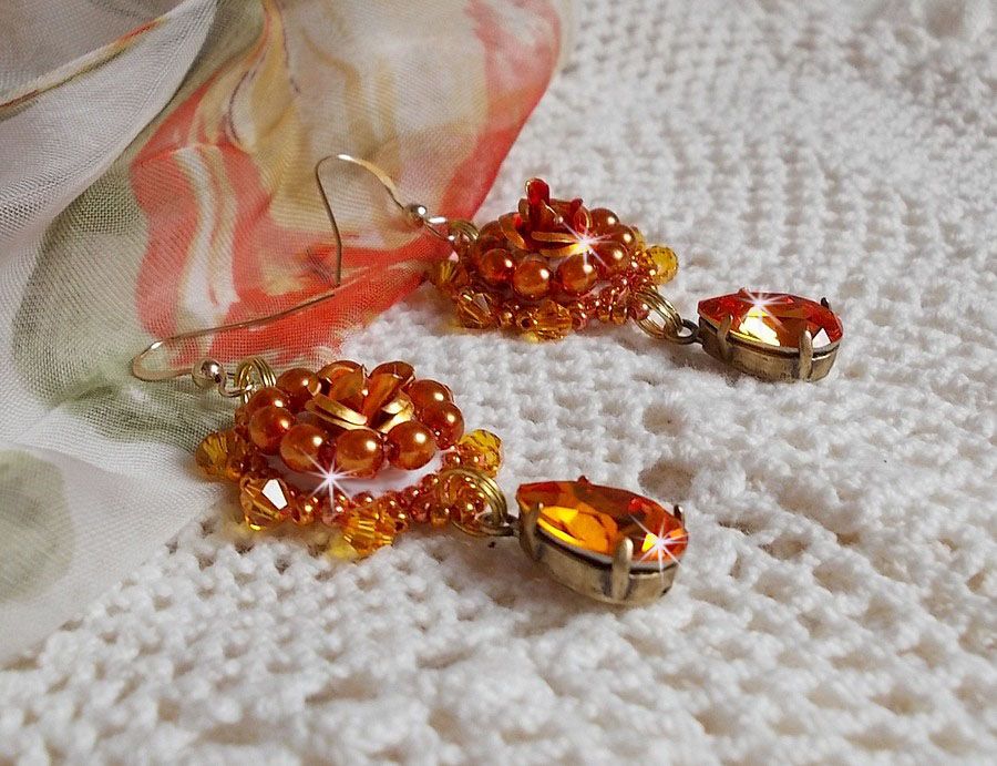 BO Lady in Orange broderad med Swarovski Tangerine kristaller, fröpärlor och bohemiska glaspärlor.