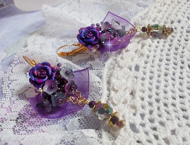 BO Lady Romantique broderad med klockblommor, rosen cabochons, PureCrystal kristaller, guldpl&auml;terad kedja och organza band.