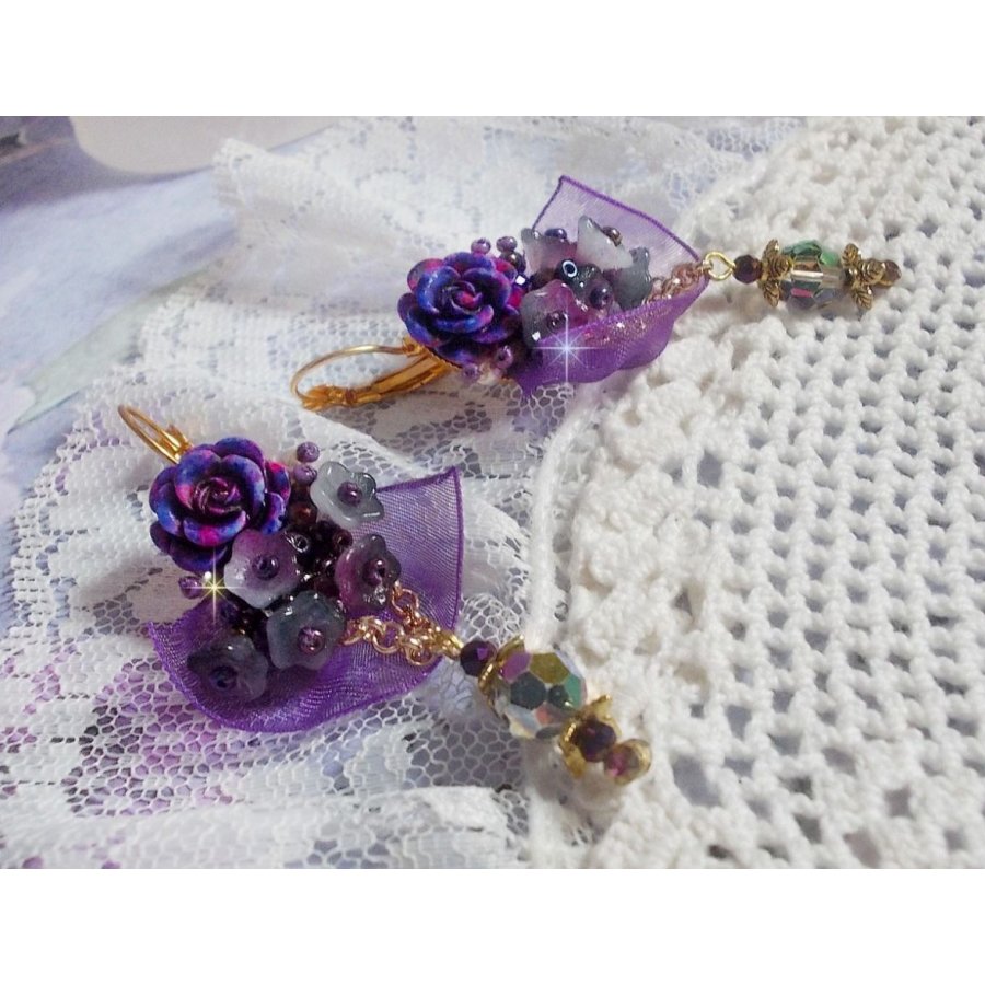 BO Lady Romantique broderad med klockblommor, rosen cabochons, PureCrystal kristaller, guldpläterad kedja och organza band.