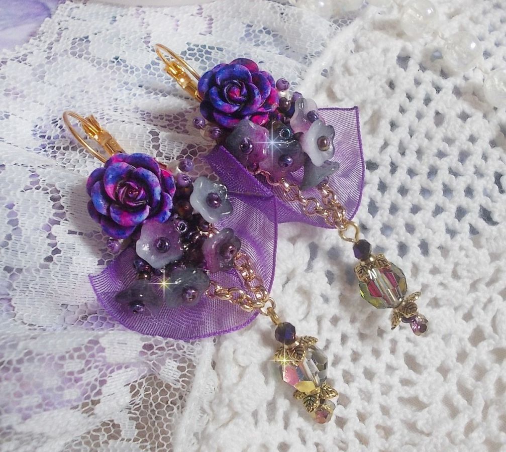 BO Lady Romantique broderad med klockblommor, rosen cabochons, PureCrystal kristaller, guldpläterad kedja och organza band.