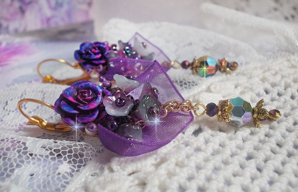 BO Lady Romantique broderad med klockblommor, rosen cabochons, PureCrystal kristaller, guldpläterad kedja och organza band.
