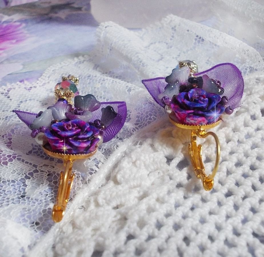 BO Lady Romantique broderad med klockblommor, rosen cabochons, PureCrystal kristaller, guldpläterad kedja och organza band.