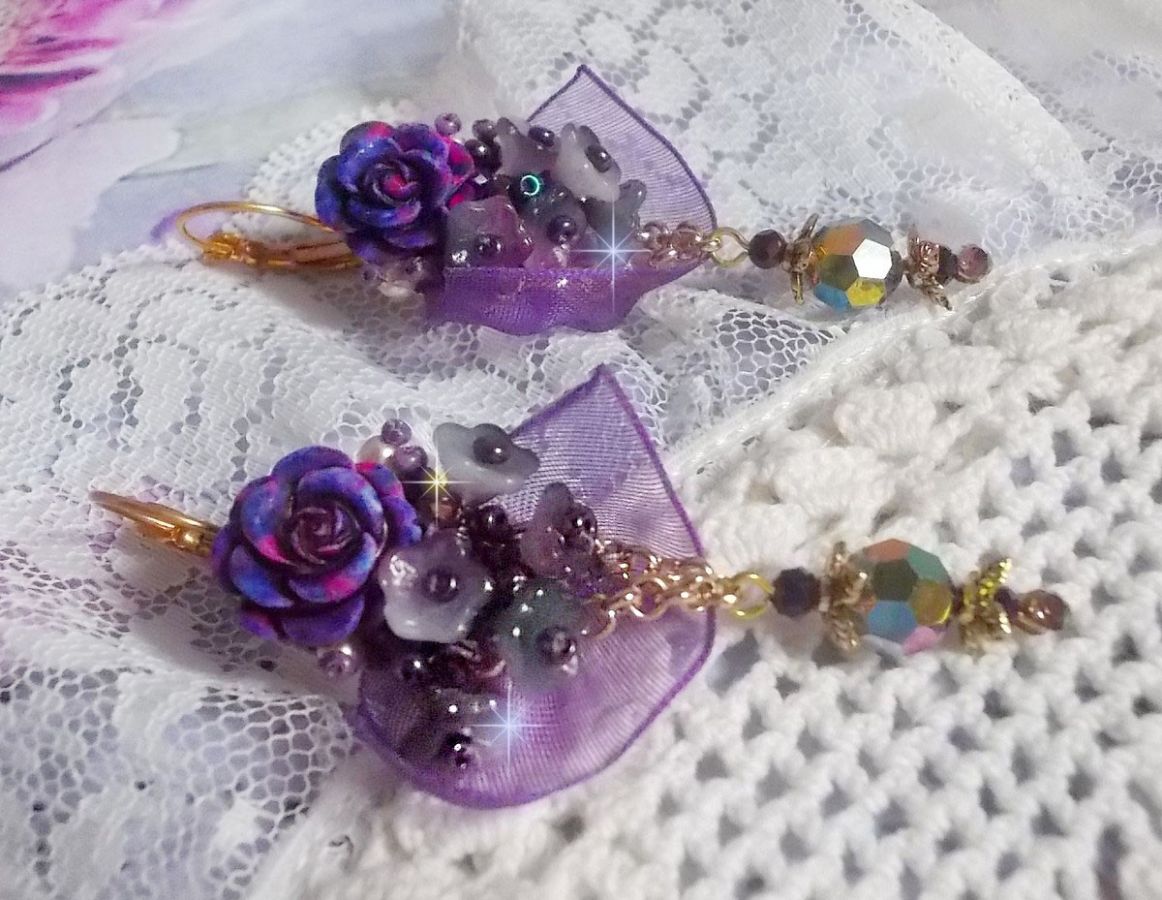 BO Lady Romantique broderad med klockblommor, rosen cabochons, PureCrystal kristaller, guldpläterad kedja och organza band.