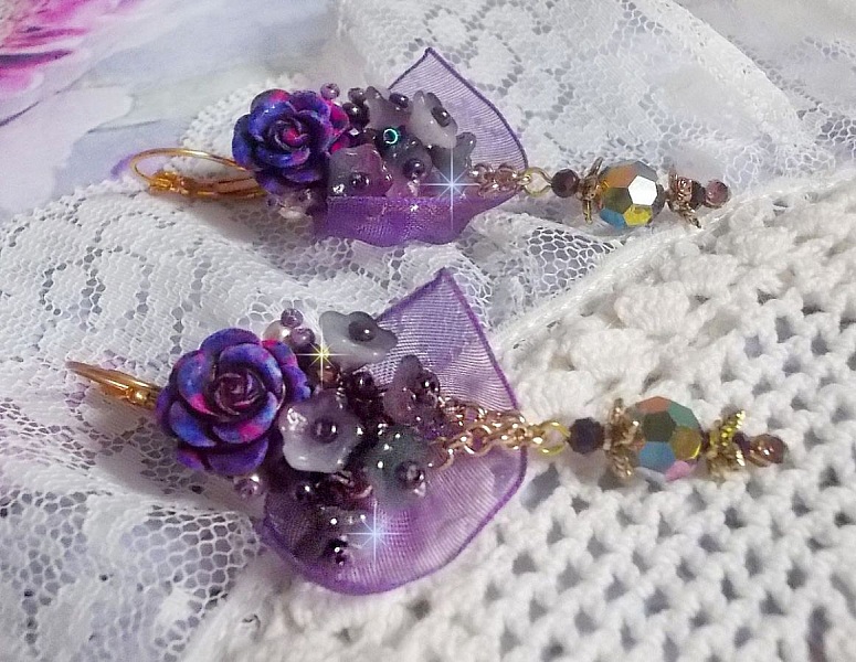 BO Lady Romantique broderad med klockblommor, rosen cabochons, PureCrystal kristaller, guldpl&auml;terad kedja och organza band.