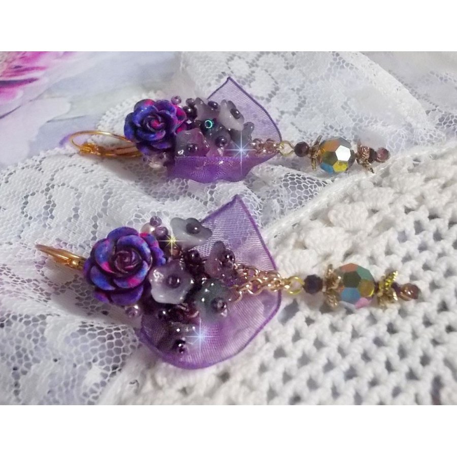 BO Lady Romantique broderad med klockblommor, rosen cabochons, PureCrystal kristaller, guldpläterad kedja och organza band.