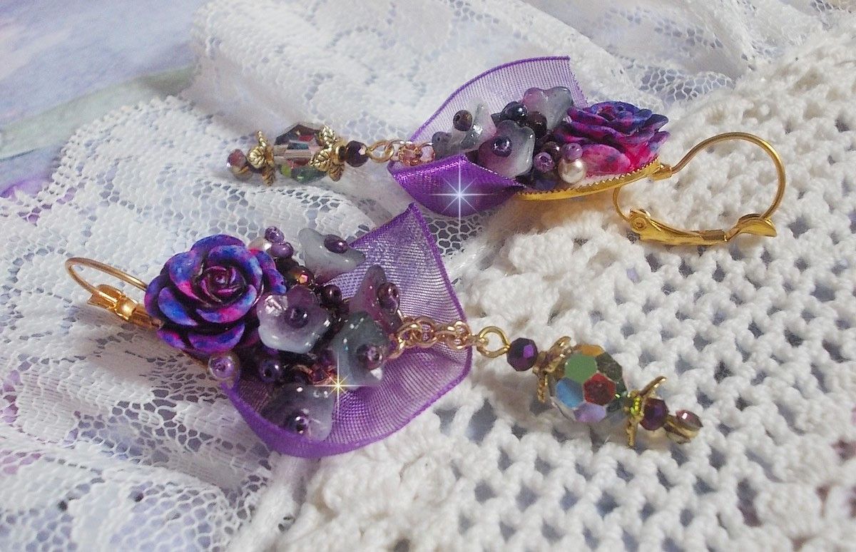 BO Lady Romantique broderad med klockblommor, rosen cabochons, PureCrystal kristaller, guldpläterad kedja och organza band.