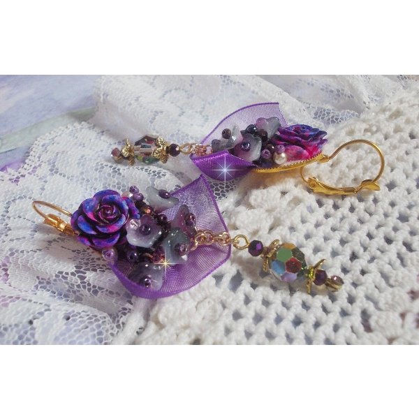 BO Lady Romantique broderad med klockblommor, rosen cabochons, PureCrystal kristaller, guldpläterad kedja och organza band.