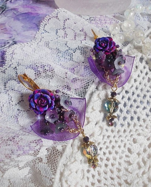 BO Lady Romantique broderad med klockblommor, rosen cabochons, PureCrystal kristaller, guldpl&auml;terad kedja och organza band.