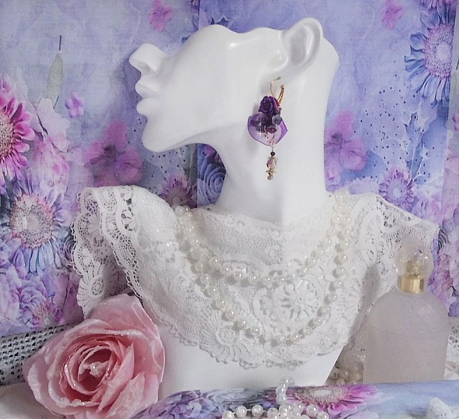 BO Lady Romantique broderad med klockblommor, rosen cabochons, PureCrystal kristaller, guldpl&auml;terad kedja och organza band.