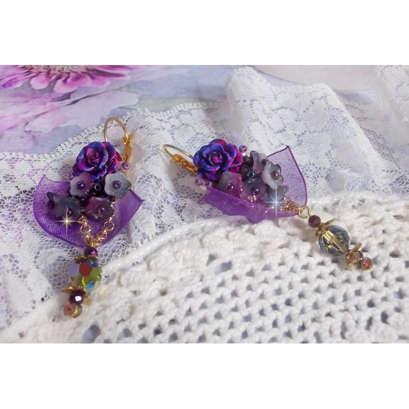 BO Lady Romantique broderad med klockblommor, rosen cabochons, PureCrystal kristaller, guldpläterad kedja och organza band.
