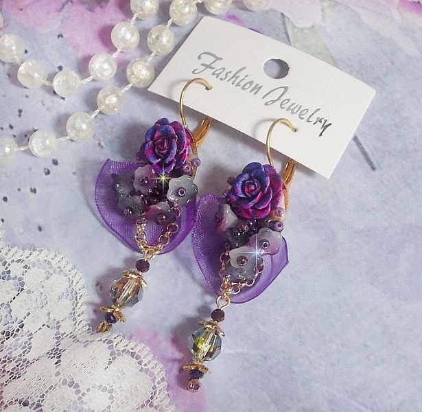 BO Lady Romantique broderad med klockblommor, rosen cabochons, PureCrystal kristaller, guldpl&auml;terad kedja och organza band.