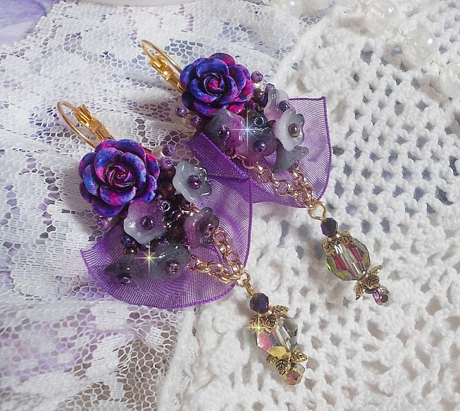 BO Lady Romantique broderad med klockblommor, rosen cabochons, PureCrystal kristaller, guldpl&auml;terad kedja och organza band.