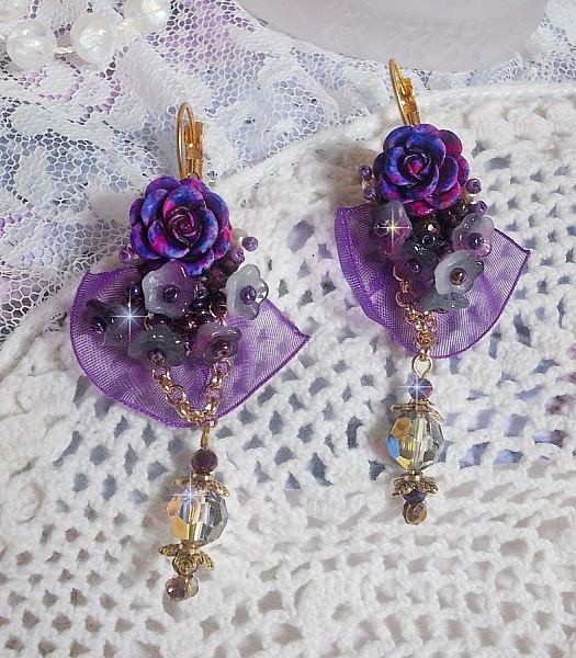 BO Lady Romantique broderad med klockblommor, rosen cabochons, PureCrystal kristaller, guldpl&auml;terad kedja och organza band.