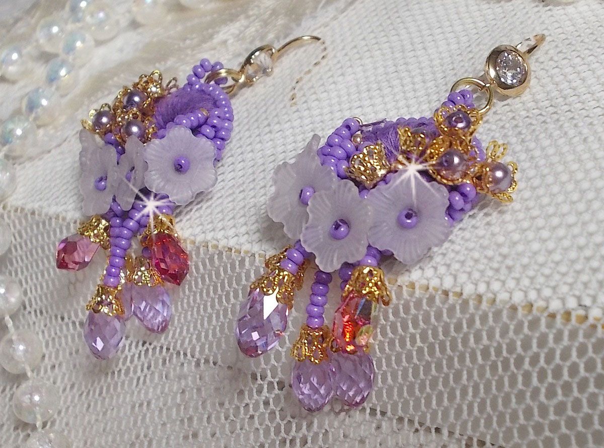 BO Laureline broderad med Swarovski-kristaller, lila DMC-bomull, Lucite-blommor och fröpärlor.