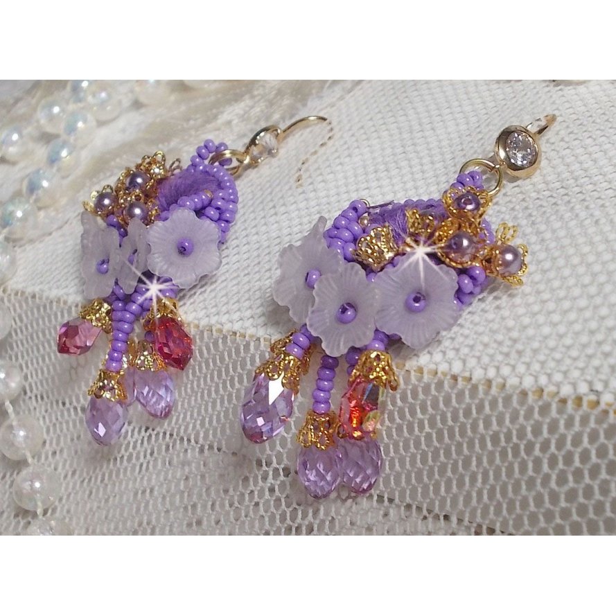 BO Laureline broderad med Swarovski-kristaller, lila DMC-bomull, Lucite-blommor och fröpärlor.