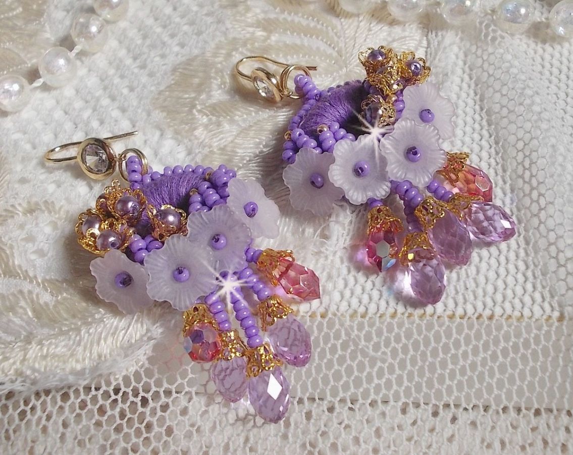 BO Laureline broderad med Swarovski-kristaller, lila DMC-bomull, Lucite-blommor och fröpärlor.