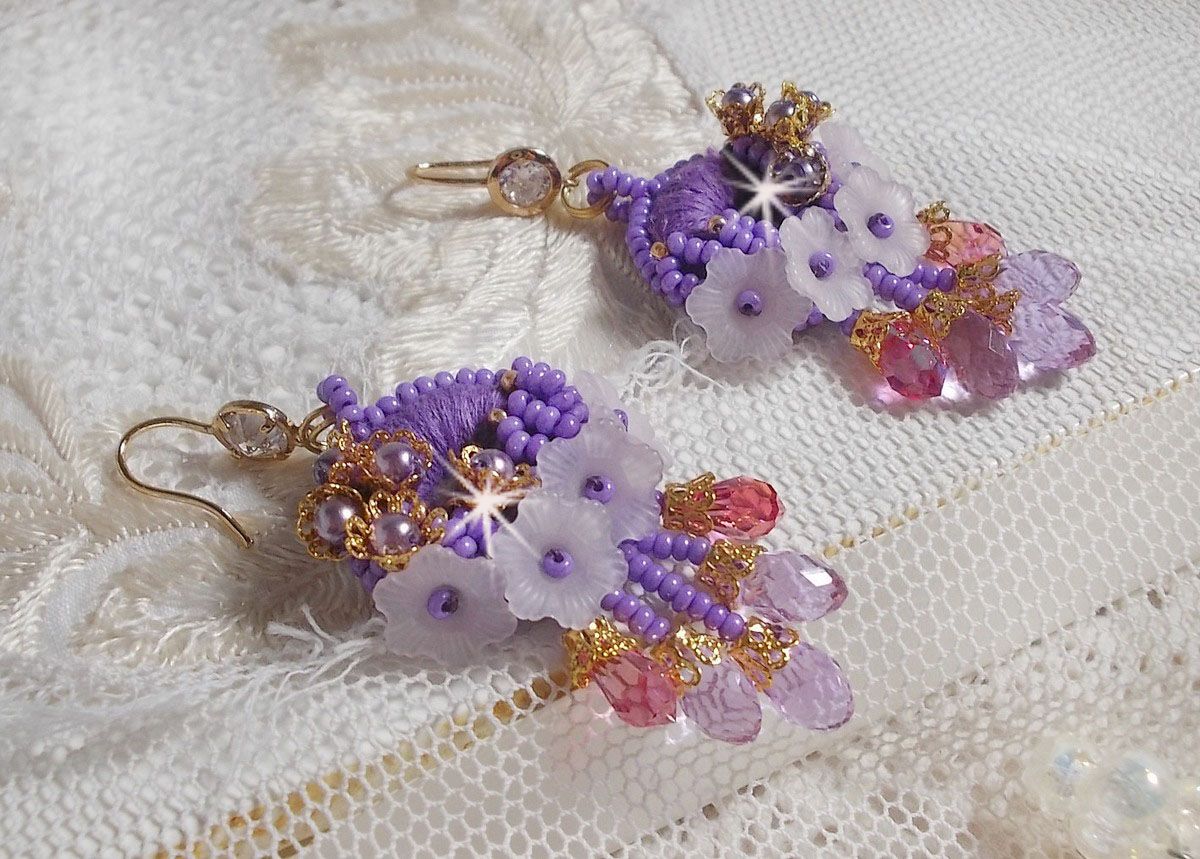 BO Laureline broderad med Swarovski-kristaller, lila DMC-bomull, Lucite-blommor och fröpärlor.
