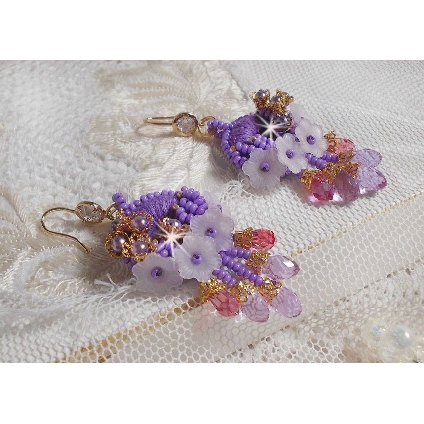 BO Laureline broderad med Swarovski-kristaller, lila DMC-bomull, Lucite-blommor och fröpärlor.