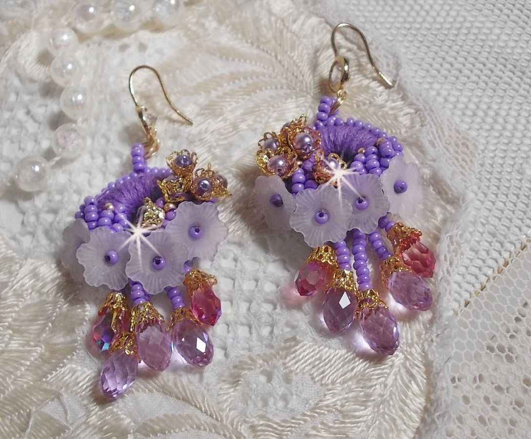 BO Laureline broderad med Swarovski-kristaller, lila DMC-bomull, Lucite-blommor och fröpärlor.