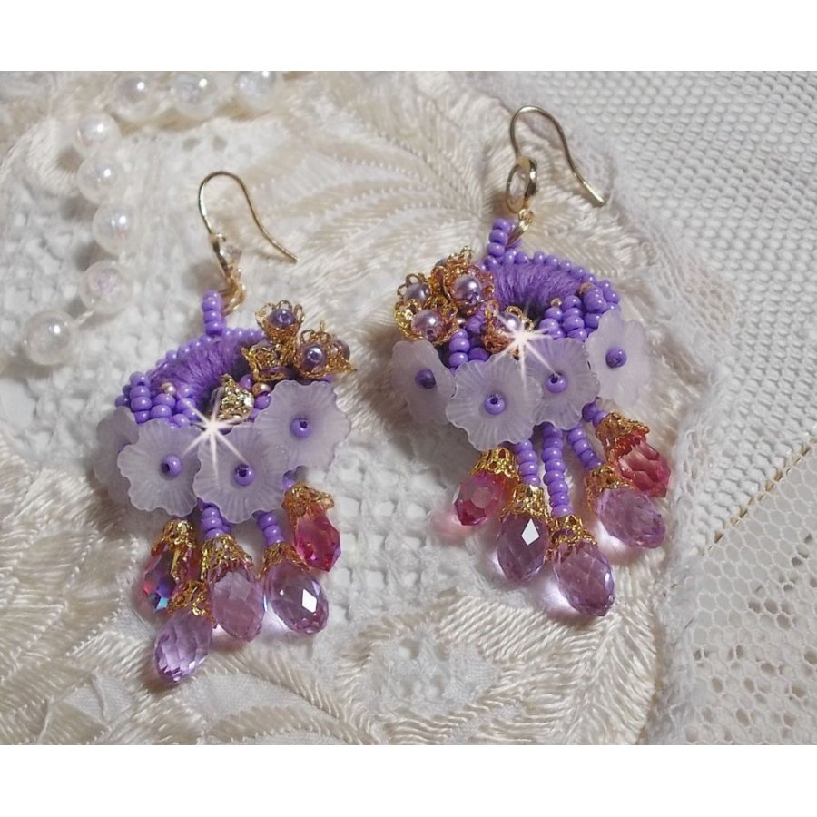 BO Laureline broderad med Swarovski-kristaller, lila DMC-bomull, Lucite-blommor och fröpärlor.