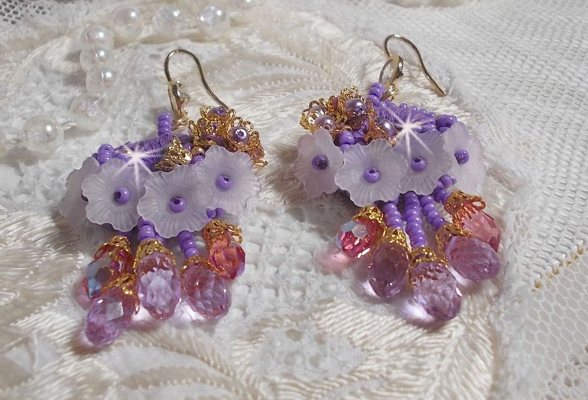 BO Laureline broderad med Swarovski-kristaller, lila DMC-bomull, Lucite-blommor och fröpärlor.
