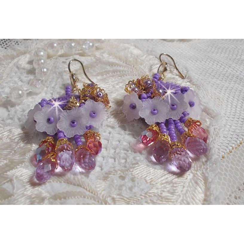 BO Laureline broderad med Swarovski-kristaller, lila DMC-bomull, Lucite-blommor och fröpärlor.