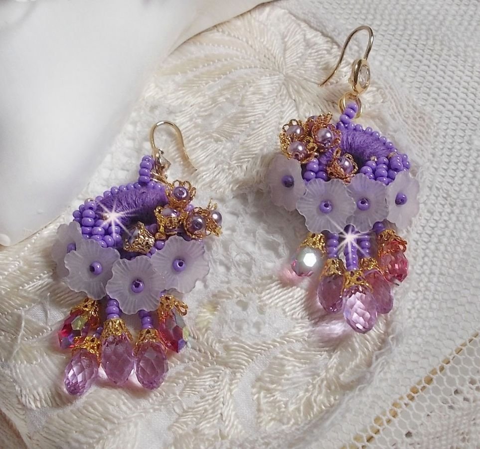 BO Laureline broderad med Swarovski-kristaller, lila DMC-bomull, Lucite-blommor och fröpärlor.