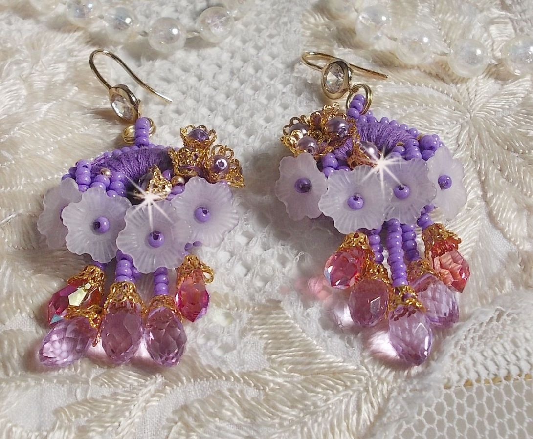 BO Laureline broderad med Swarovski-kristaller, lila DMC-bomull, Lucite-blommor och fröpärlor.