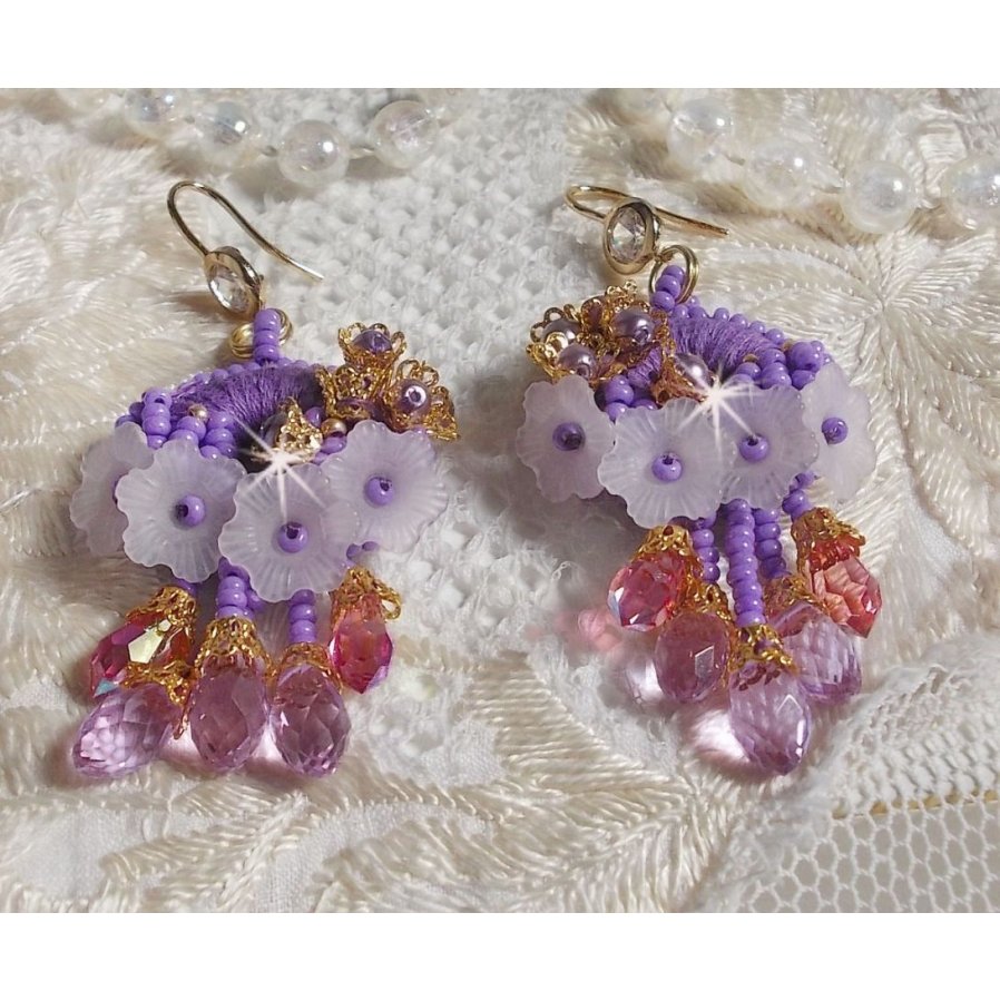 BO Laureline broderad med Swarovski-kristaller, lila DMC-bomull, Lucite-blommor och fröpärlor.