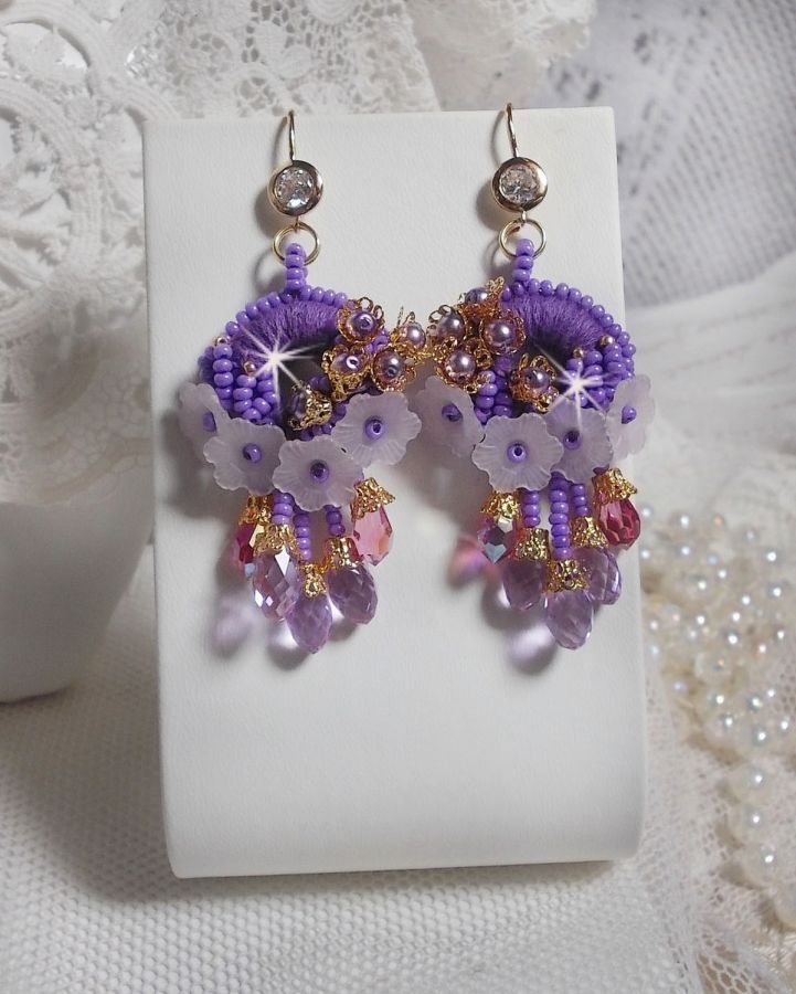 BO Laureline broderad med Swarovski-kristaller, lila DMC-bomull, Lucite-blommor och fröpärlor.