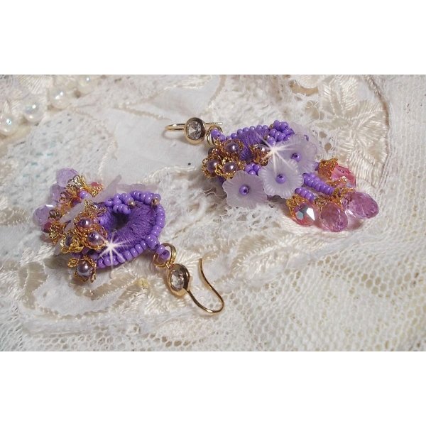 BO Laureline broderad med Swarovski-kristaller, lila DMC-bomull, Lucite-blommor och fröpärlor.