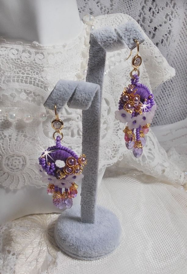 BO Laureline broderad med Swarovski-kristaller, lila DMC-bomull, Lucite-blommor och fröpärlor.
