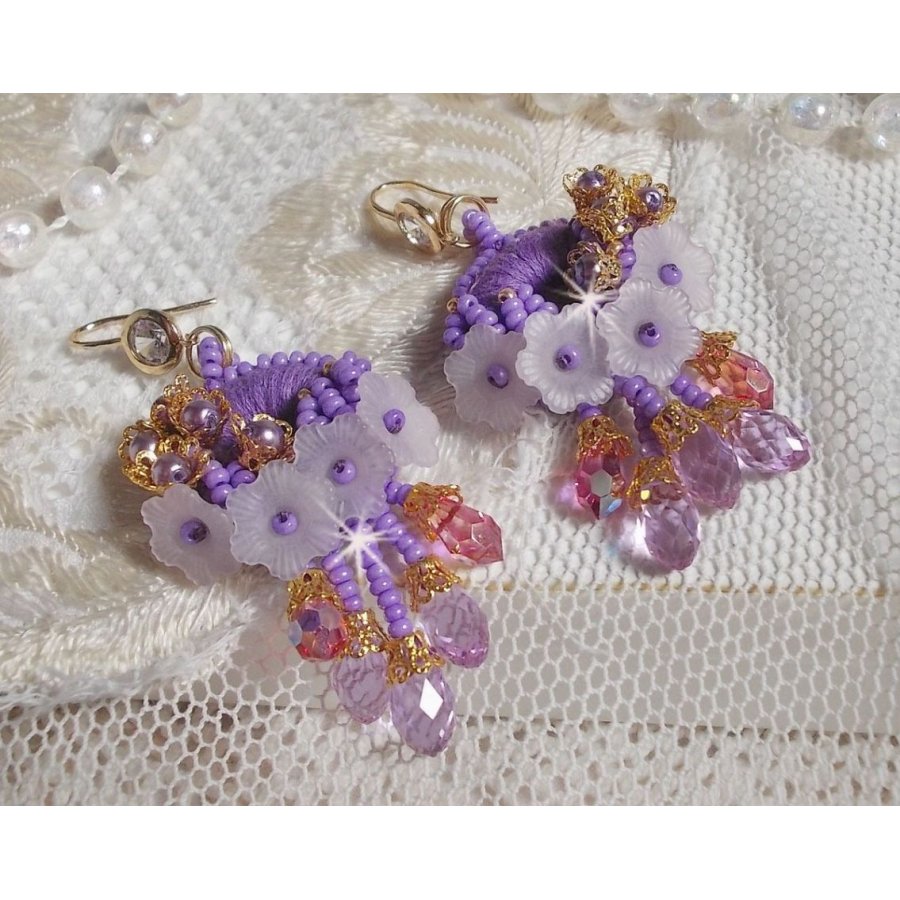 BO Laureline broderad med Swarovski-kristaller, lila DMC-bomull, Lucite-blommor och fröpärlor.