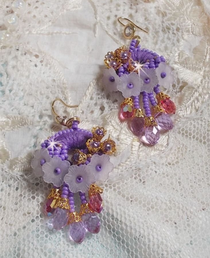 BO Laureline broderad med Swarovski-kristaller, lila DMC-bomull, Lucite-blommor och fröpärlor.