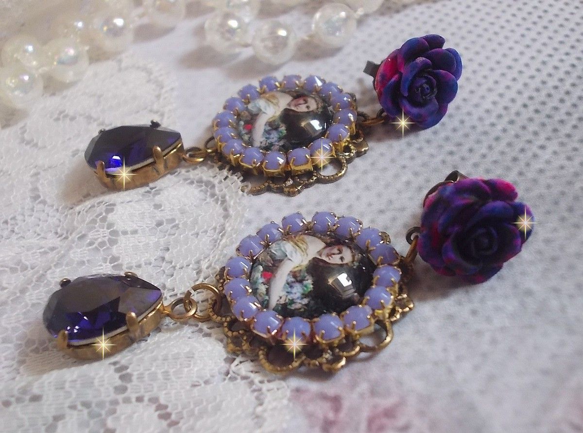 BO La Lavendière skapad med cabochoner av förstoringsglas, PureCrystal kristaller, cabochoner av harts, guldpläterade och bronsfärgade mässingstillbehör.