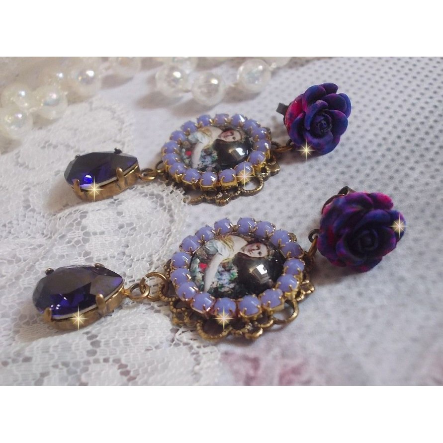 BO La Lavendière skapad med cabochoner av förstoringsglas, PureCrystal kristaller, cabochoner av harts, guldpläterade och bronsfärgade mässingstillbehör.