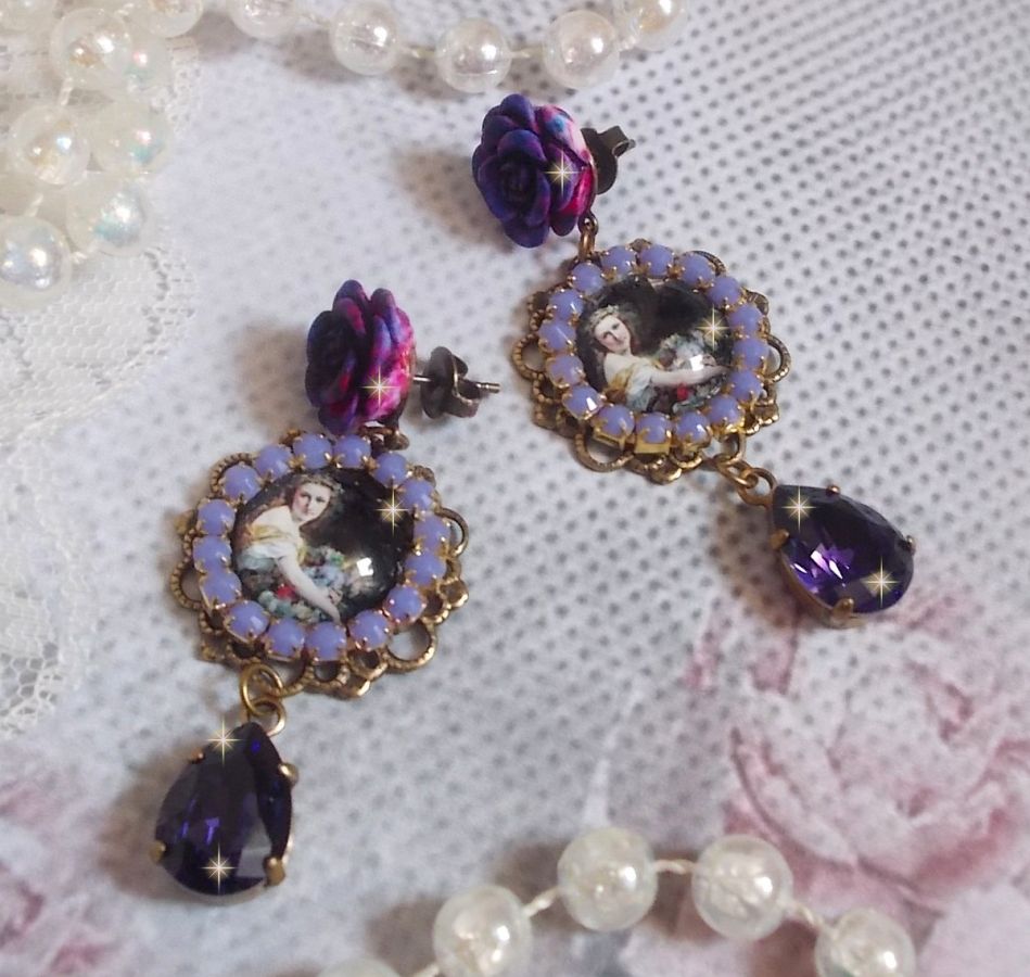 BO La Lavendière skapad med cabochoner av förstoringsglas, PureCrystal kristaller, cabochoner av harts, guldpläterade och bronsfärgade mässingstillbehör.