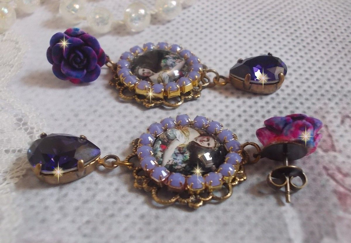 BO La Lavendière skapad med cabochoner av förstoringsglas, PureCrystal kristaller, cabochoner av harts, guldpläterade och bronsfärgade mässingstillbehör.