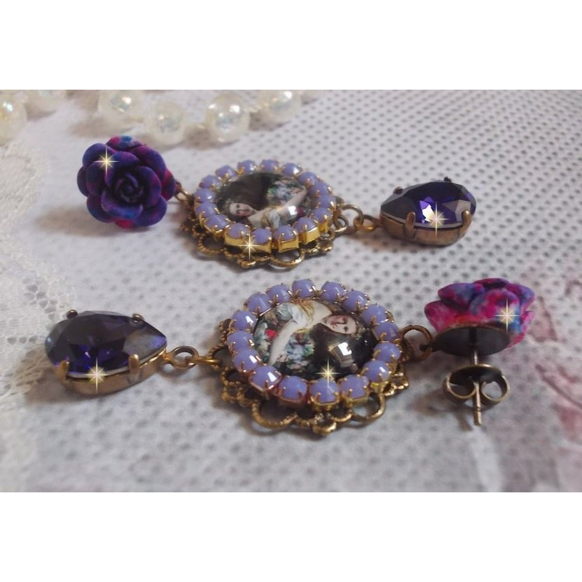 BO La Lavendière skapad med cabochoner av förstoringsglas, PureCrystal kristaller, cabochoner av harts, guldpläterade och bronsfärgade mässingstillbehör.